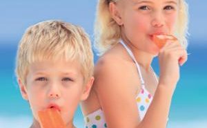 Kids eating ice creams